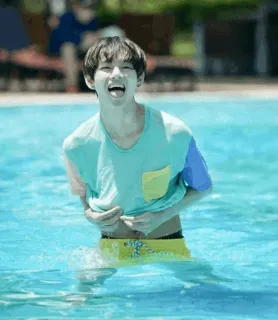 😃 825009be человек, бассейн, вода, милый, футболка whatsapp sticker