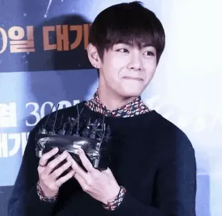 ☺️ ed7f420e V K-pop, Певец, Знаменитость, BTS, Айдол whatsapp sticker