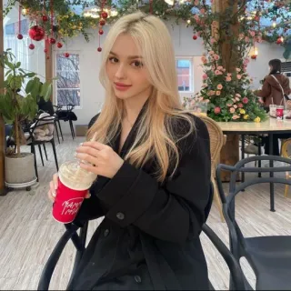 🧋 072bcda1 vrouw, blond haar, drankje, café, bloemen, binnen telegram sticker