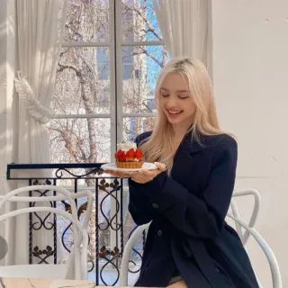 🧁 17a09dea vrouw, aardbei, dessert, blond haar, taart telegram sticker