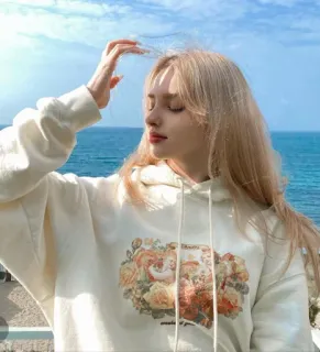 😌 5c9303fd vrouw, portret, strand, blond, hoodie, bloemen, zee, lucht telegram sticker