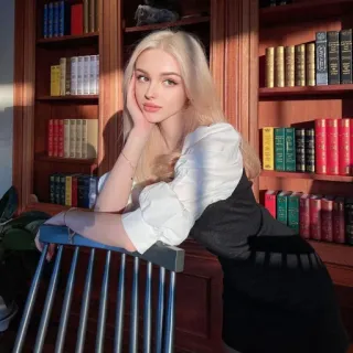 💫 6da0e319 vrouw, portret, boekenkast, blond, binnen, zittend telegram sticker