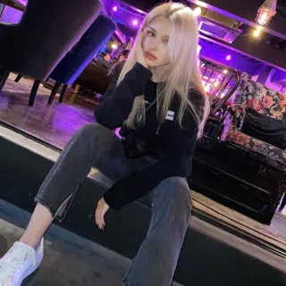 ☹️ 8dc13a49 vrouw, blond, zittend, binnen, pose telegram sticker