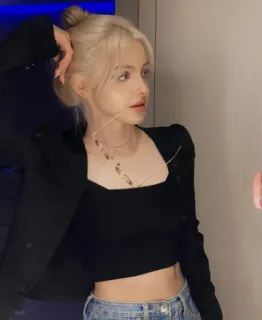 💫 93fdb450 vrouw, blond haar, portret, cropped top, jeans, mode telegram sticker