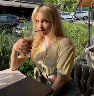 🧋 a00944d8 vrouw, blond, drankje, café, zomer, mode, portret telegram sticker