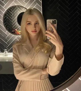 ✨ c3630db8 vrouw, selfie, badkamer, spiegel, blond, jurk telegram sticker