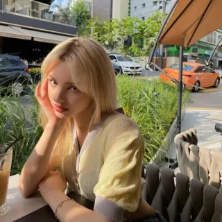 🙂 d221f0c9 vrouw, blond haar, portret, café, meisje, schoonheid telegram sticker