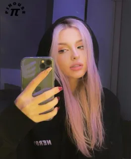 ✨ ebbca3b8 NERDY vrouw, selfie, hoodie, blond haar, meisje telegram sticker