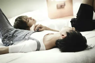 👨‍❤️‍👨 e66dd51c menschen, liegend, bett, innen, zimmer, entspannung, paar telegram sticker