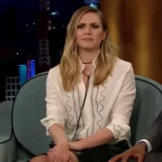 🌻 b3e9ad09 女人, 金发, 肖像, 采访, 脱口秀 telegram sticker