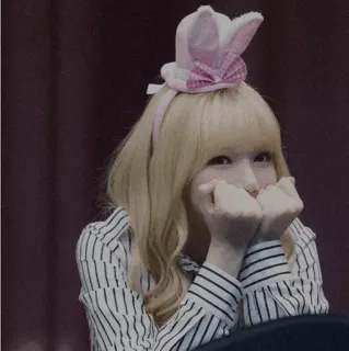 🌺 f31a37f8 wanita, potret, telinga kelinci, rambut pirang, kaos bergaris, imut, merah muda whatsapp sticker