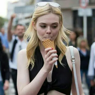 🍦 18155fde phụ nữ, kem, tóc vàng, kính râm, ăn, nữ, đường phố telegram sticker