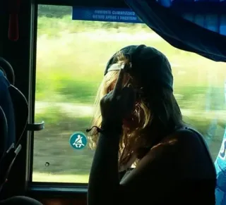 🖕 cedce68a środkowy palec, obraźliwy gest, niegrzeczny, autobus, podróż telegram sticker