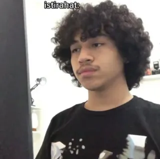😬 039a5650 istirahat: портрет, вьющиеся волосы, индонезиец, мужчина, человек, повседневный telegram sticker