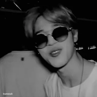 ♟ 443e4667 heartattack osoba, mężczyzna, okulary przeciwsłoneczne, portret, czarno-białe telegram sticker