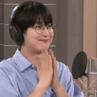 👍 2f4cd91b 사람, 미소, 남자, 인물사진, 헤드폰 telegram sticker