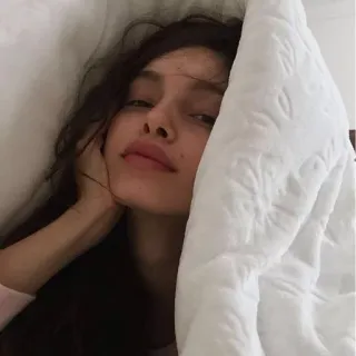 🐝 d6338c16 ผู้หญิง, เด็กผู้หญิง, ภาพเหมือน, ใบหน้า, ผ้าห่ม, เตียง, หมอน telegram sticker