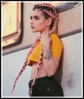 🌿 b22cc8c6 女人, 辫子, 纹身, 肖像, 风格 telegram sticker