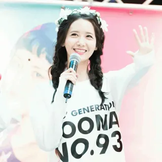 🕊 9db77083 Yoona GENERATION meisje, bloemenkrans, glimlachend, schattig, beroemdheid, vrouw, Yoona telegram sticker