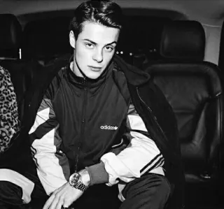 ▪️ 0e5af171 mężczyzna, kurtka, samochód, czarno-białe, styl, moda, portret telegram sticker