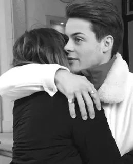 ◽️ 1f44c8de uścisk, objęcie, czułość, przyjaźń, pocieszenie, miłość, intymność telegram sticker