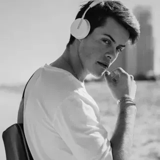 ▪️ 22fad489 mężczyzna, słuchawki, portret, czarno-białe, osoba, muzyka telegram sticker