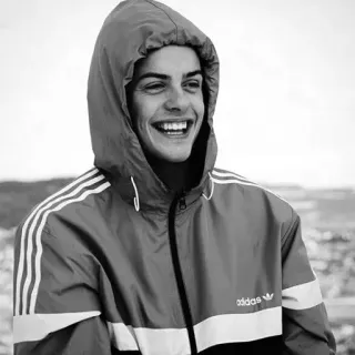 ◽️ 2b86f7c9 portret, uśmiechnięty, szczęśliwy, osoba, bluza z kapturem, adidas, kurtka, młody telegram sticker