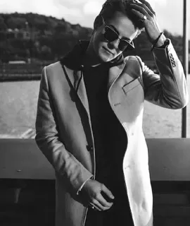 ◾️ 39e29601 mężczyzna, okulary przeciwsłoneczne, płaszcz, moda, portret, czarno-biały telegram sticker