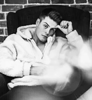 ◽️ 40ece3b9 mężczyzna, siedzący, krzesło, portret, wewnątrz, moda, model telegram sticker