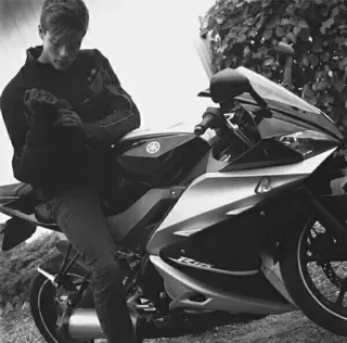 ▪️ 6ede4ab1 motocykl, pojazd, transport, motocykl sportowy, mężczyzna, na zewnątrz telegram sticker