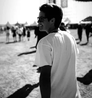 ◽️ 96294e3a mężczyzna, okulary przeciwsłoneczne, uśmiech, biała koszula, czarno-białe, na dworze, ludzie telegram sticker