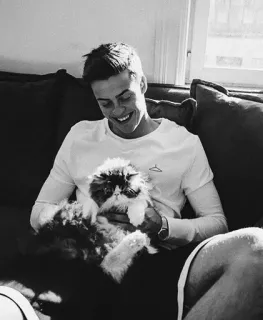 ◽️ 9b6630d6 mężczyzna, kot, zwierzę, wewnątrz, kanapa, uśmiech telegram sticker