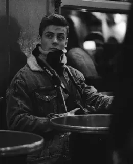 ◾️ a2cbf342 mężczyzna, kurtka, portret, czarno-białe, wewnątrz, stół telegram sticker