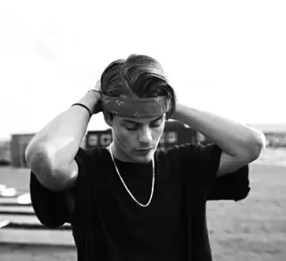 ▪️ d5979eb3 mężczyzna, opaska, portret, męski, młody, osoba telegram sticker