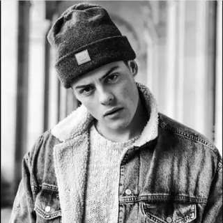 ◾️ f0b41c31 mężczyzna, czapka zimowa, portret, kurtka, czarno-białe, moda, styl telegram sticker