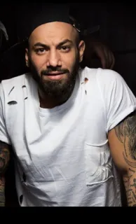 🤓 051e82f8 uomo, persona, tatuaggio, maglietta bianca, ritratto, maschio, adulto telegram sticker