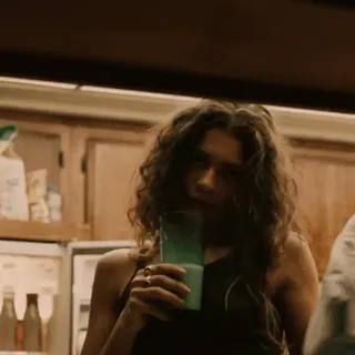 🥛 3873765b Zendaya 여자, 여배우, 유명인, 음주, 컵 whatsapp sticker