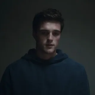 🧬 18d2f7c3 男, パーカー, ポートレート, 真面目, 暗い, 男性 telegram sticker