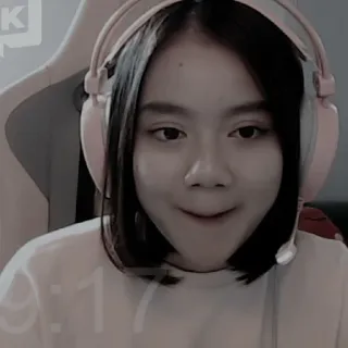 😡 74e8c901 person, woman, headphones, gamer, portrait telegram sticker