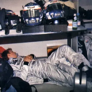 😴 de3c7179 śpiący, samochód wyścigowy, kask, motorsport, formuła 1, formuła jeden, wyczerpany whatsapp sticker