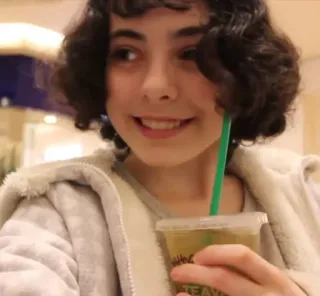 ❤ 9aca84a1 wanita, gadis, minuman, minuman, es kopi, rambut keriting, tersenyum whatsapp sticker