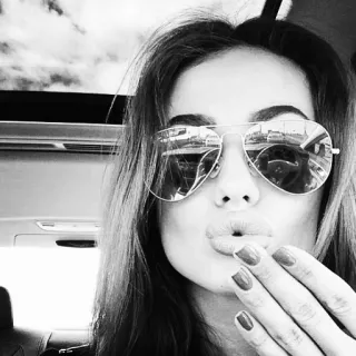 😘 8003585d ผู้หญิง, แว่นกันแดด, ทำปากจู๋, จูบ, เซลฟี่, ภาพเหมือน telegram sticker