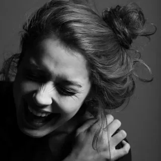 😆 d35490cd ผู้หญิง, สีหน้า, ขาวดำ, ภาพเหมือน, หัวเราะ, ภาพถ่ายศีรษะ telegram sticker