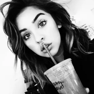 😳 f3d2d19f ผู้หญิง, ผู้หญิง, เซลฟี่, ภาพเหมือน, คน, ขาวดำ telegram sticker