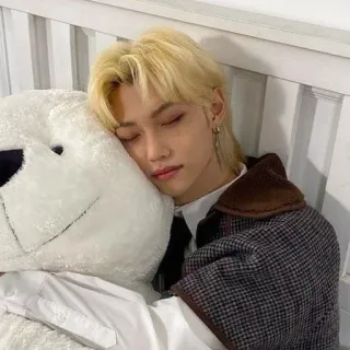 🌟 0b90127a persoon, man, slapen, knuffelbeer, blond haar telegram sticker