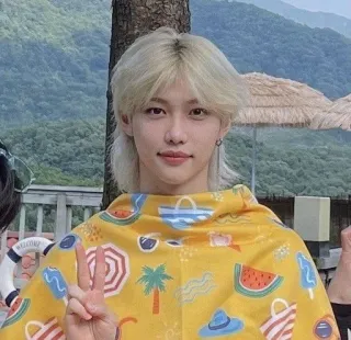 🌟 59378664 Felix K-pop, Idool, Stray Kids, Vredesteken, blond haar, Felix, strand, zomer telegram sticker