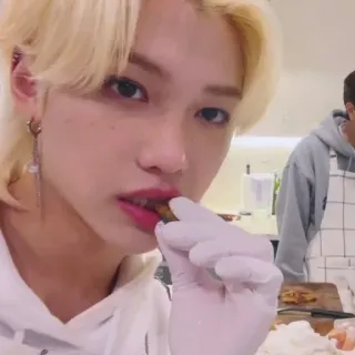 🌟 b584ee89 persoon, eten, voedsel, portret, blond haar telegram sticker