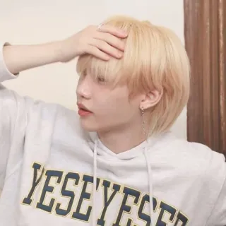 🤯 0bcfff53 YESEYESEE felix, kpop, stray kids, ไอดอล, ผมบลอนด์ whatsapp sticker