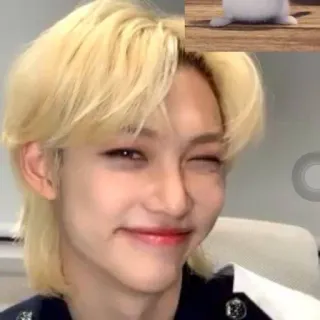 😉 4a423640 Felix kpop, ไอดอล, นักร้อง, ผมบลอนด์, ขยิบตา, stray kids, felix whatsapp sticker