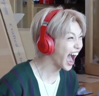 🤯 518065c2 คน, กรีดร้อง, หูฟัง, ตะโกน, ตื่นเต้น whatsapp sticker